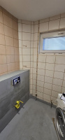  Původní stav koupelny s keramickou dlažbou před obkladem 4